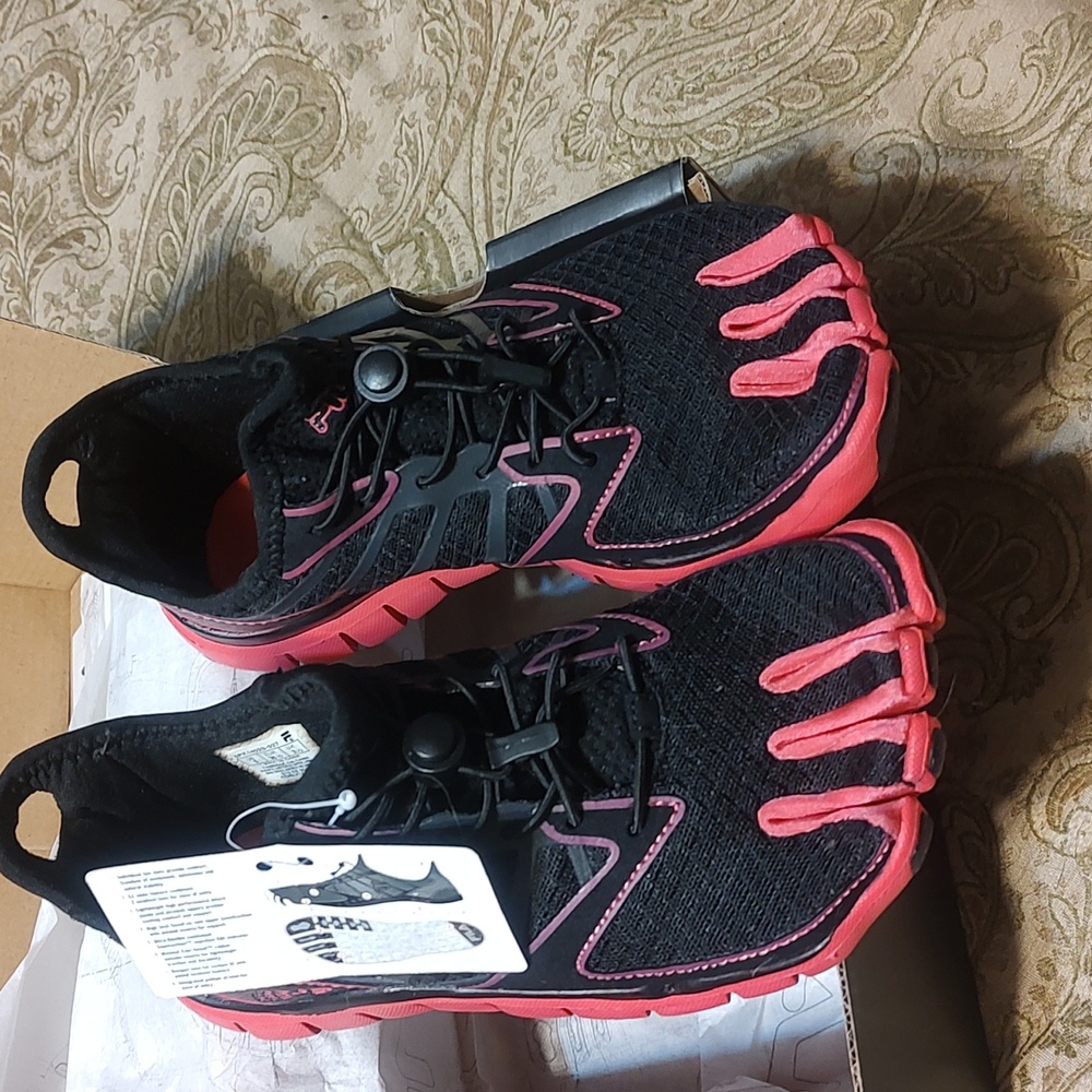 Brand New fila skele-toes shoes